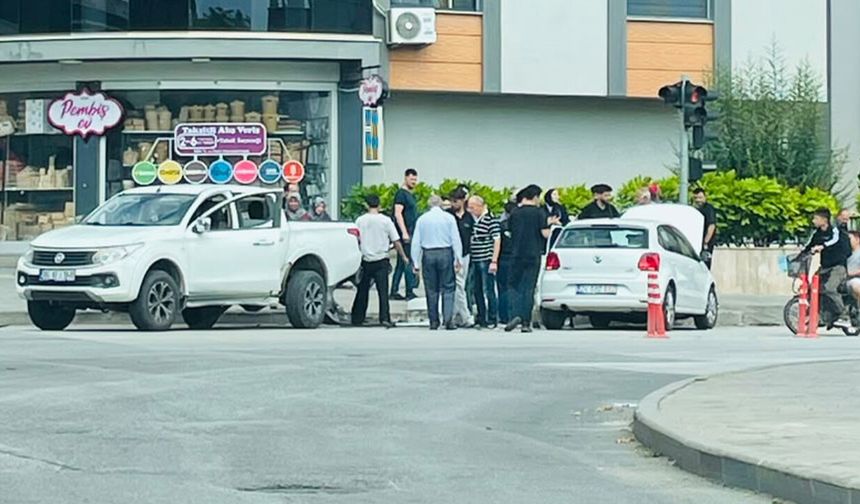 Dönüş Yaparken Karşı Şeritteki Araca Çarptı