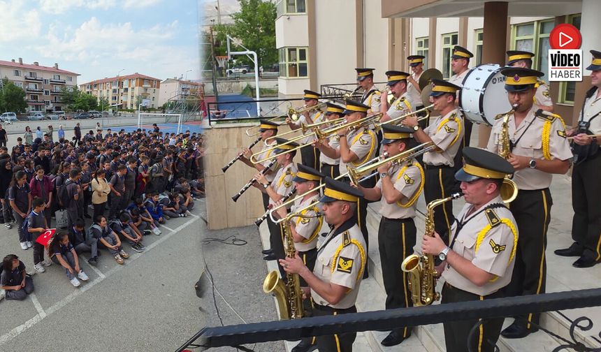 Erzincan’da Bando Gösterisi Öğrencileri Coşturdu