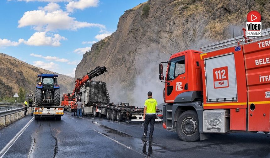 Erzincan-Erzurum Kara Yolunda Hayvan Yemi Yüklü Tır Yandı