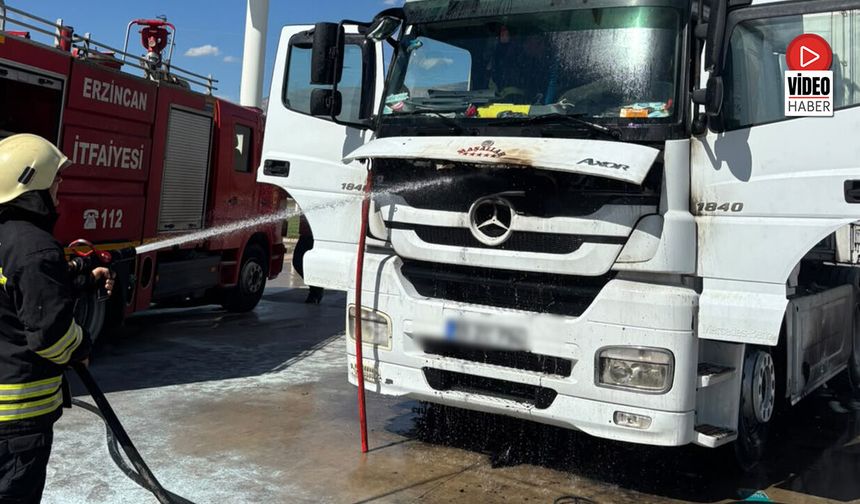 İtfaiye Ekipleri TIR Yangınına Müdahale Etti