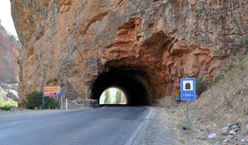 Pülümür Çayı’na Otomobil Düştü: 5 Yaralı