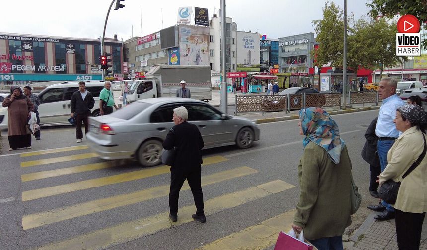 Kırmızı Işıkta Karşıya Geçmeye Çalışan Yaşlı Kadın Zor Anlar Yaşadı