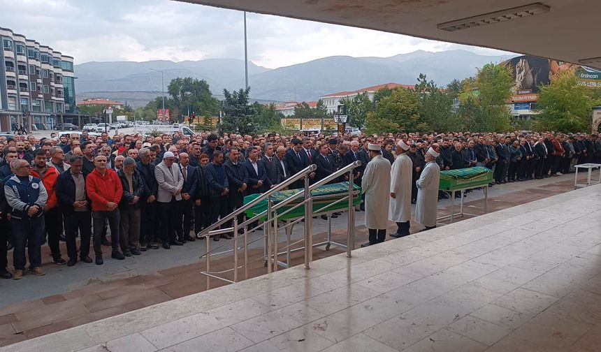 Dualar arasında Toprağa Verildi