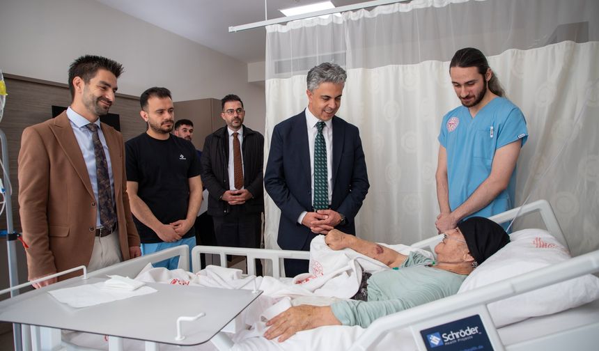Rektör Kuyrukluyıldız’dan Hastalara Geçmiş Olsun Ziyareti