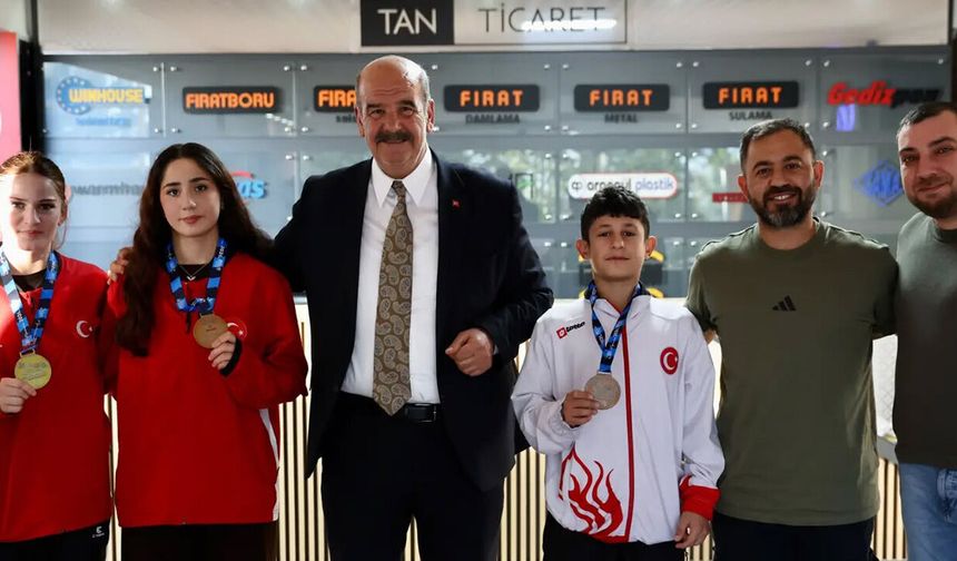 Madalya Kazanan Sporculara Anlamlı Jest