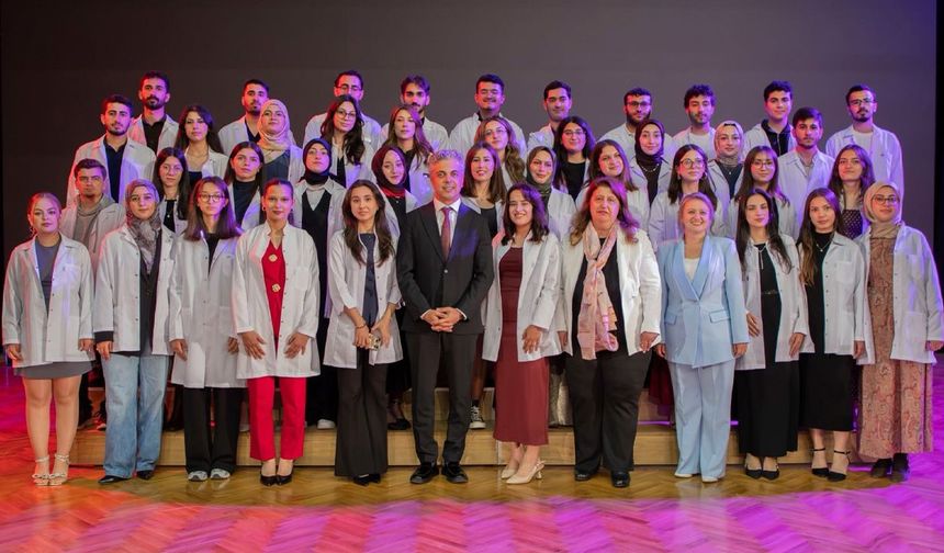 EBYÜ'de Diş Hekimliği Öğrencileri Beyaz Önlüklerini Giydi