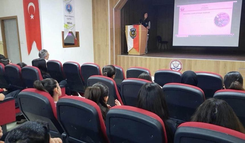 Erzincan’da Öğrencilere Güvenli İnternet Eğitimi