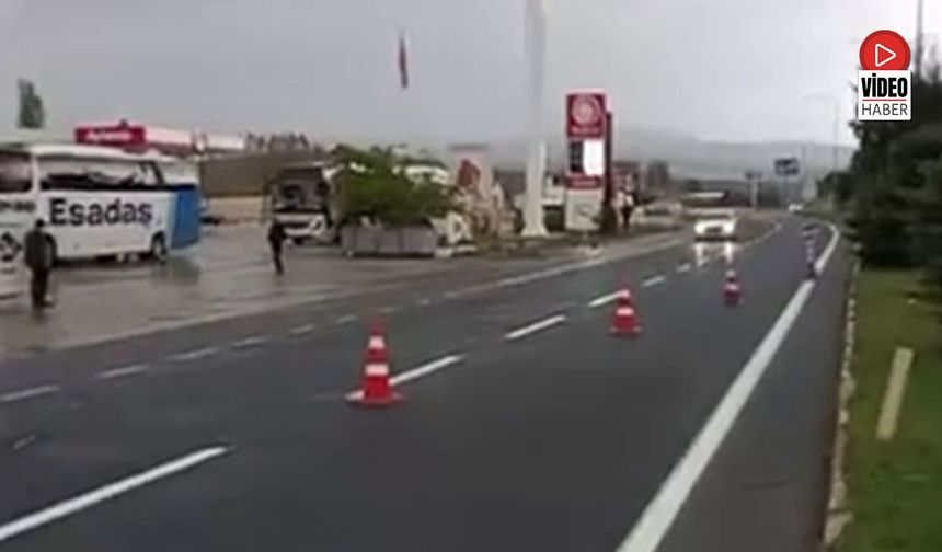 Erzurum Yoluna Sel Geldi Ulaşım Felç Oldu