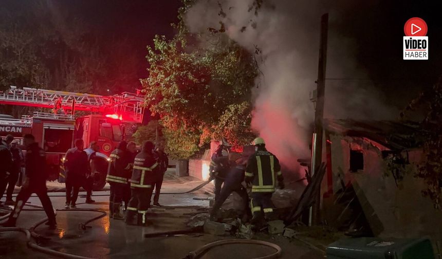Erzincan'da Müstakil Evin Odunluğunda Yangın