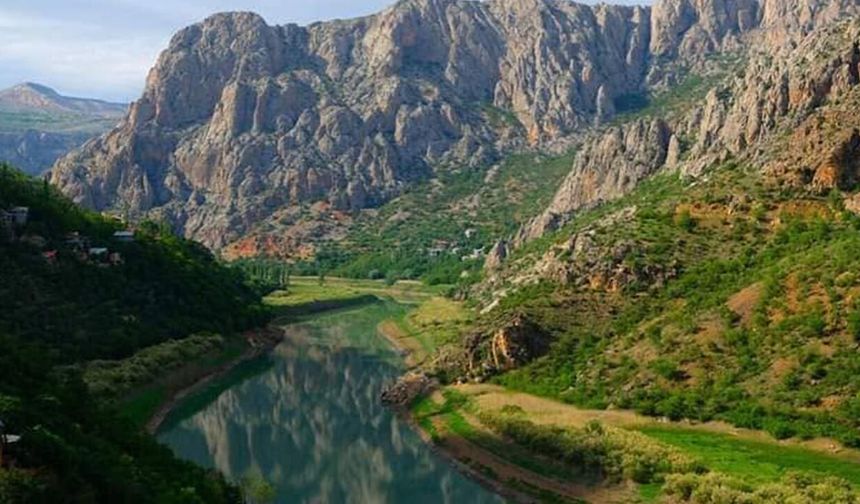 Fırat'ın Binlerce Yılda Şekillendirdiği Karanlık Kanyon Büyülüyor