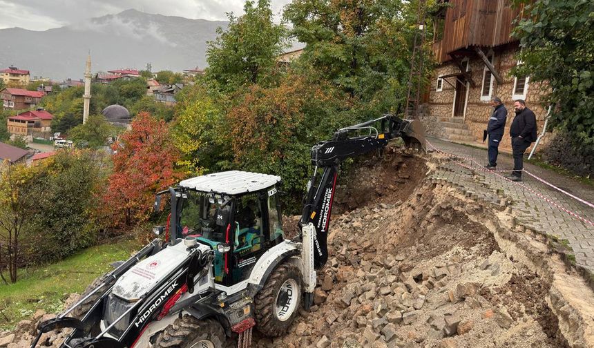 Kemaliye'de İstinat Duvarı Çöken Yol Trafiğe Kapatıldı
