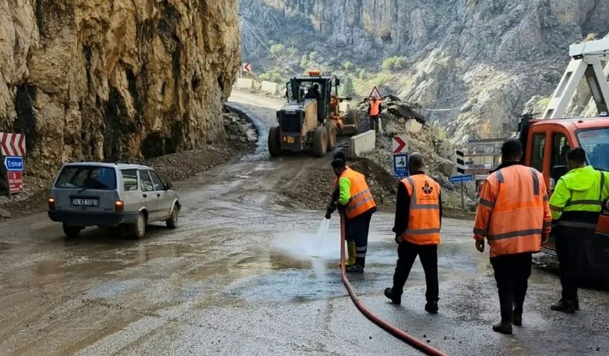 Kemaliye’de Heyelanla Kapanan Yollar Ulaşıma Açıldı