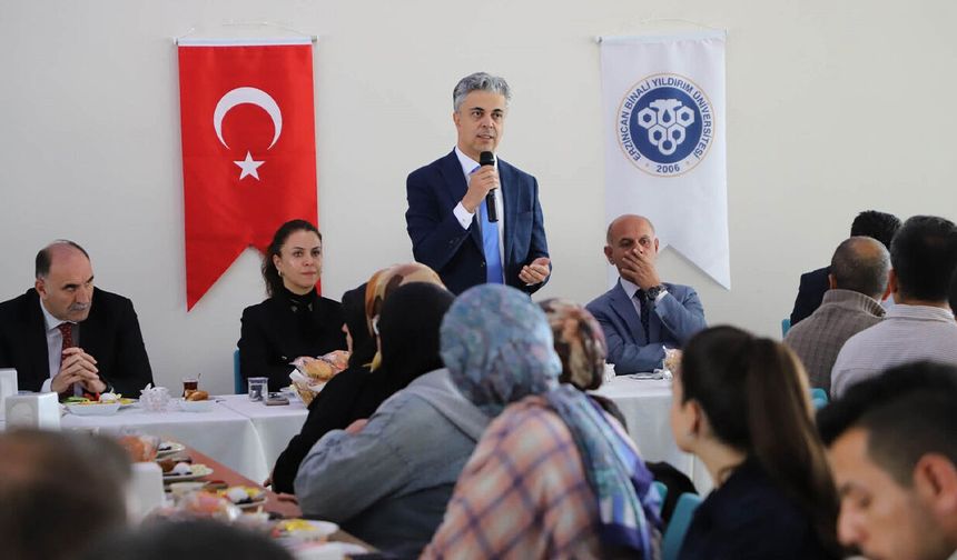 Rektör Kuyrukluyıldız Personelle Bir Araya Geldi