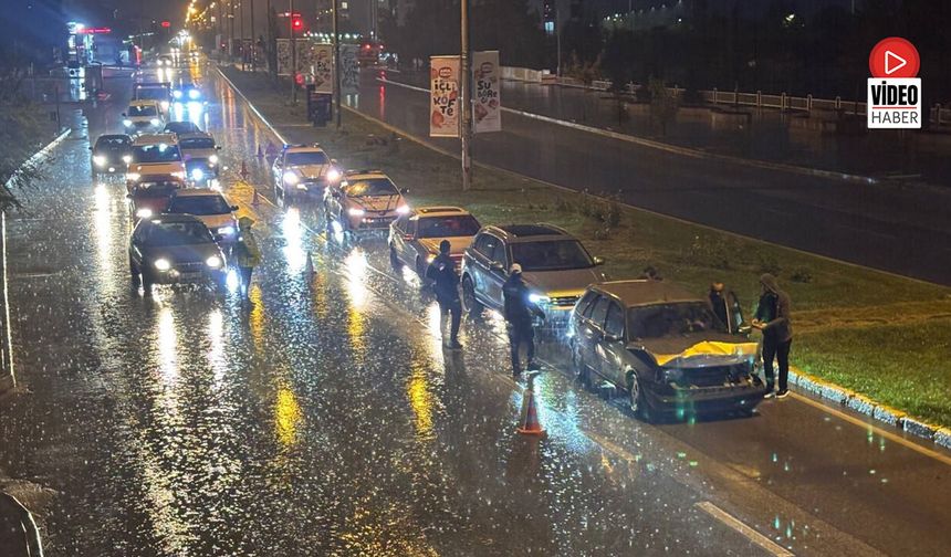 Erzincan'da Sağanak Yağış Kazayı Beraberinde Getirdi: 5 Araç Çarpıştı
