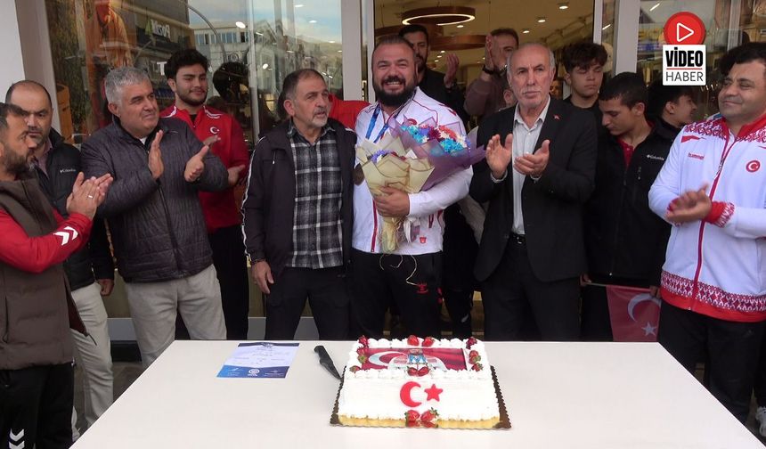Dünya Üçüncüsü Serhat Sarıçiçek’e Erzincan’da Coşkulu Karşılama
