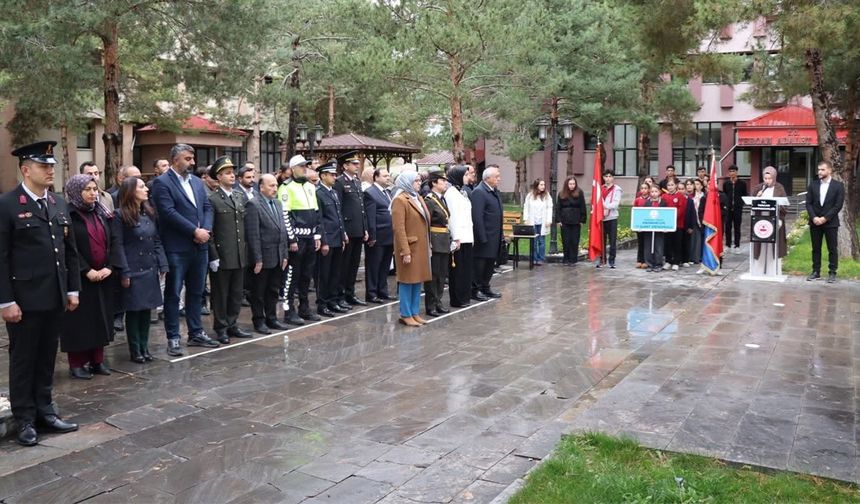 Tercan’da Cumhuriyet’in 103. Yılı İçin Çelenkler Sunuldu
