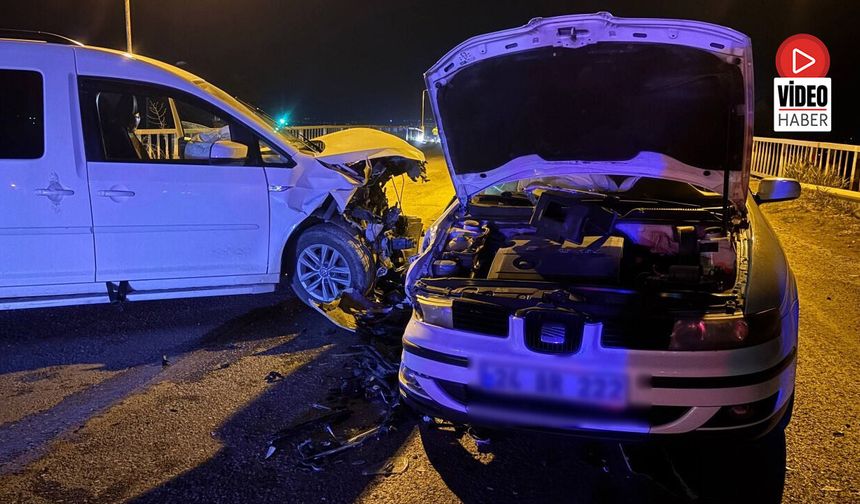 Erzincan'da Hafif Ticari Araç İle Otomobil Çarpıştı: 2 Yaralı