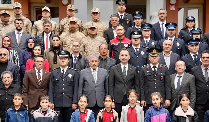 Üzümlü’de 29 Ekim Coşkusu Çelenk Töreniyle Başladı