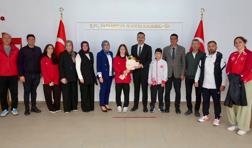 Üzümlü'de Başarılı Güreşçiler Kaymakamlıkta Ağırlandı