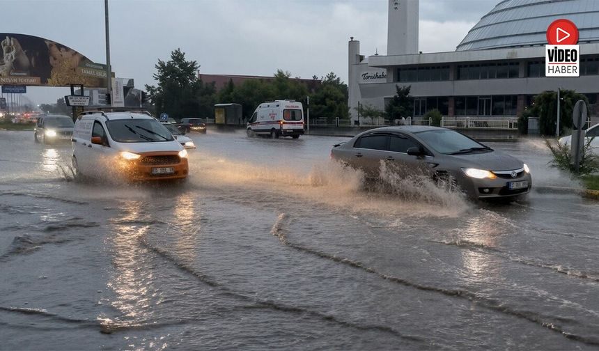 Erzincan'da Yağmur Etkili Oldu, Geceyi Şimşekler Aydınlattı